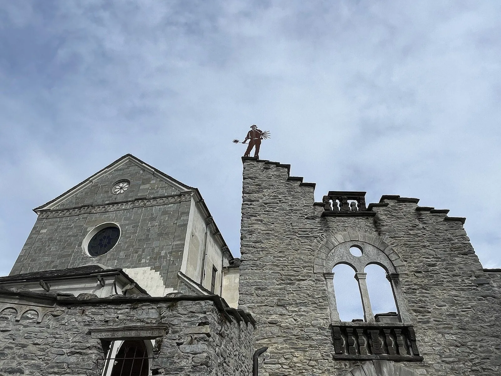 Il Museo dello Spazzacamino di Santa Maria Maggiore, con la sagoma di uno spazzacamino in metallo sulla sommità del muro in pietra