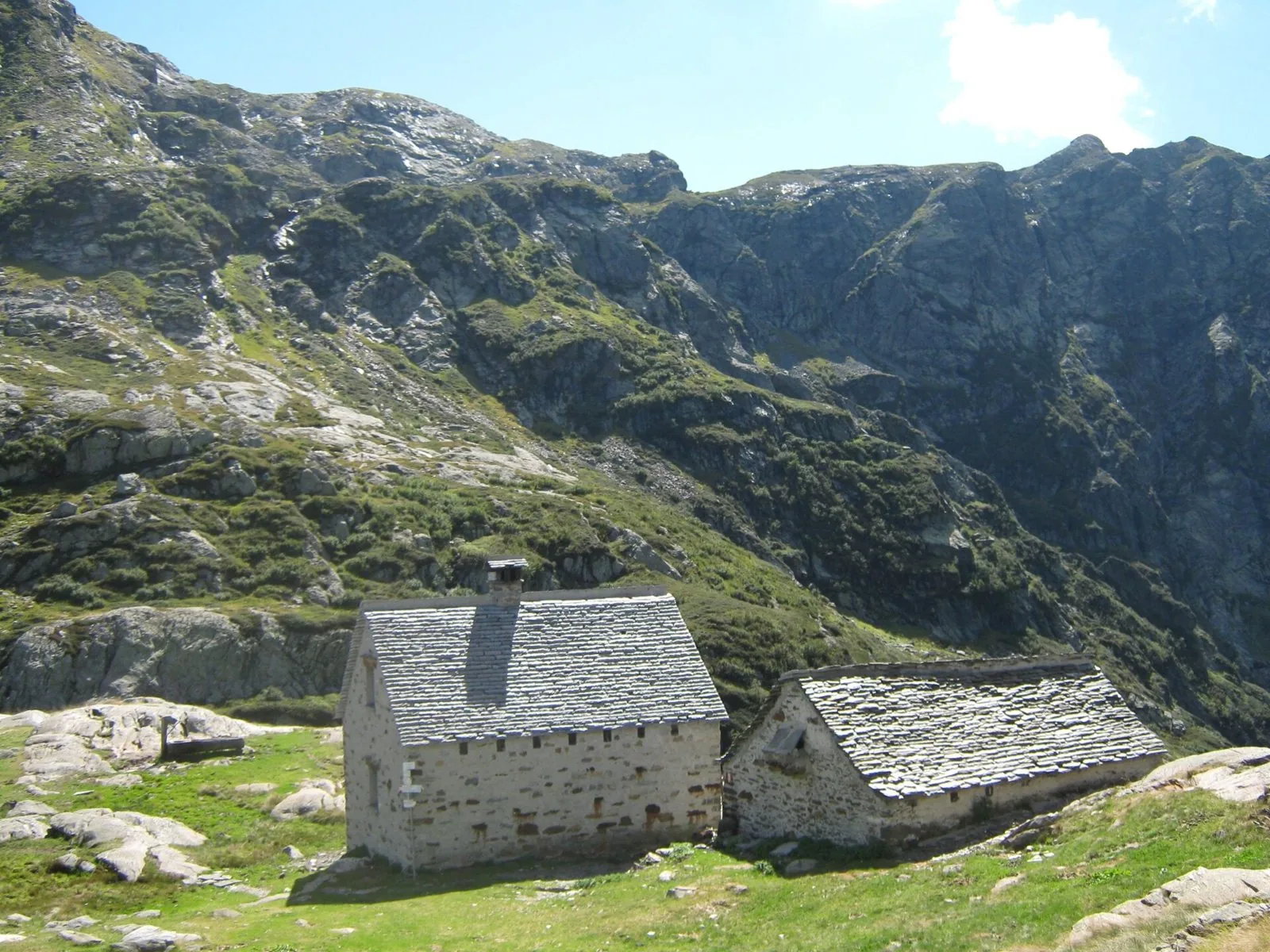 Le baite in pietra con tetti di piode dell'Alpe Scaredi, in Valle Loana, tra pascoli e rocce
