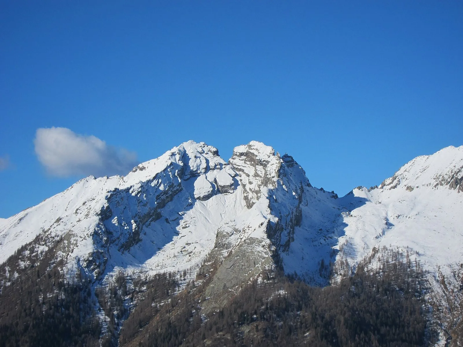 Il Pizzo La Scheggia coperto di neve visto dalla Piana di Vigezzo in una giornata limpida