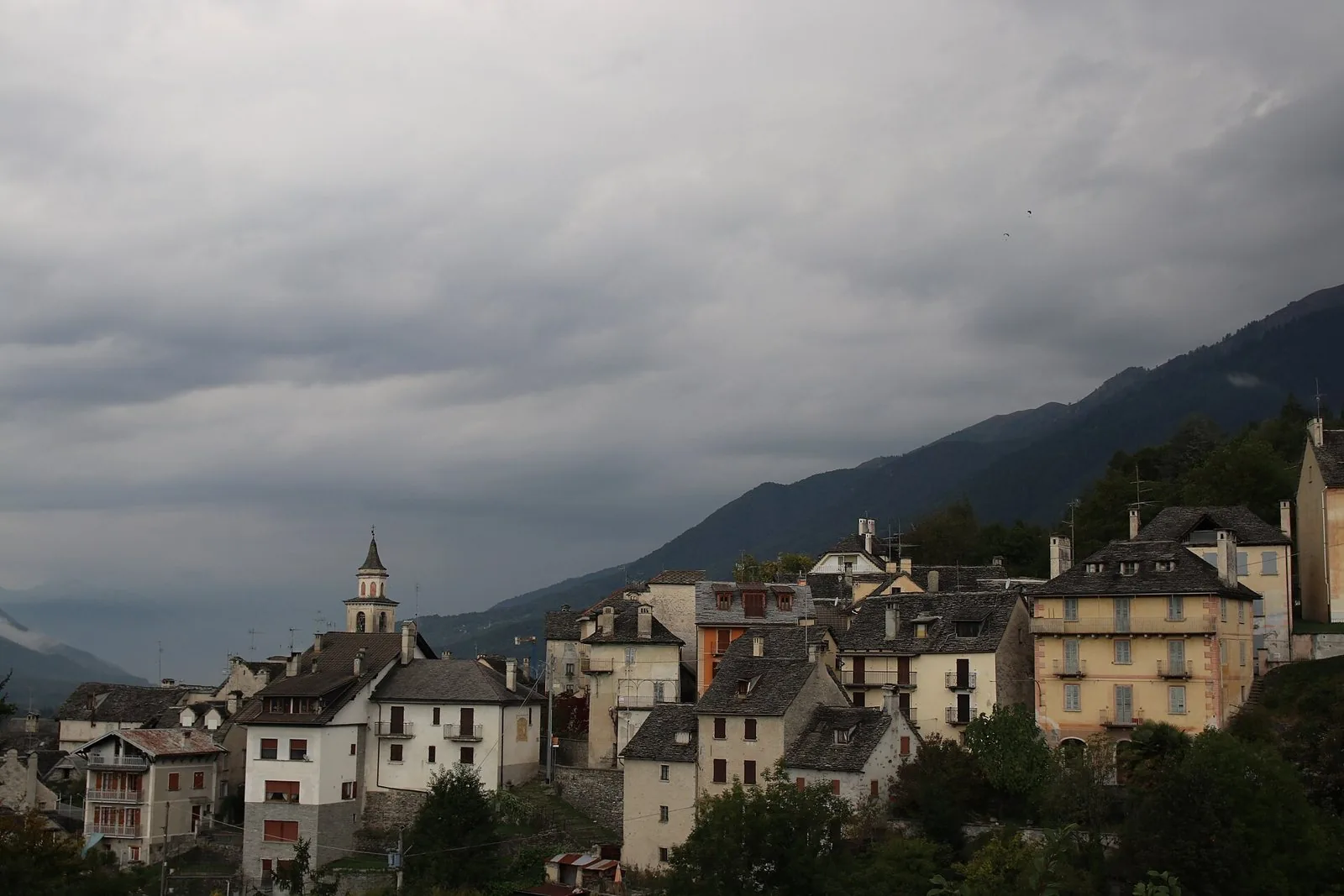 Le case in pietra e il campanile di Toceno, in Valle Vigezzo, sotto un cielo nuvoloso