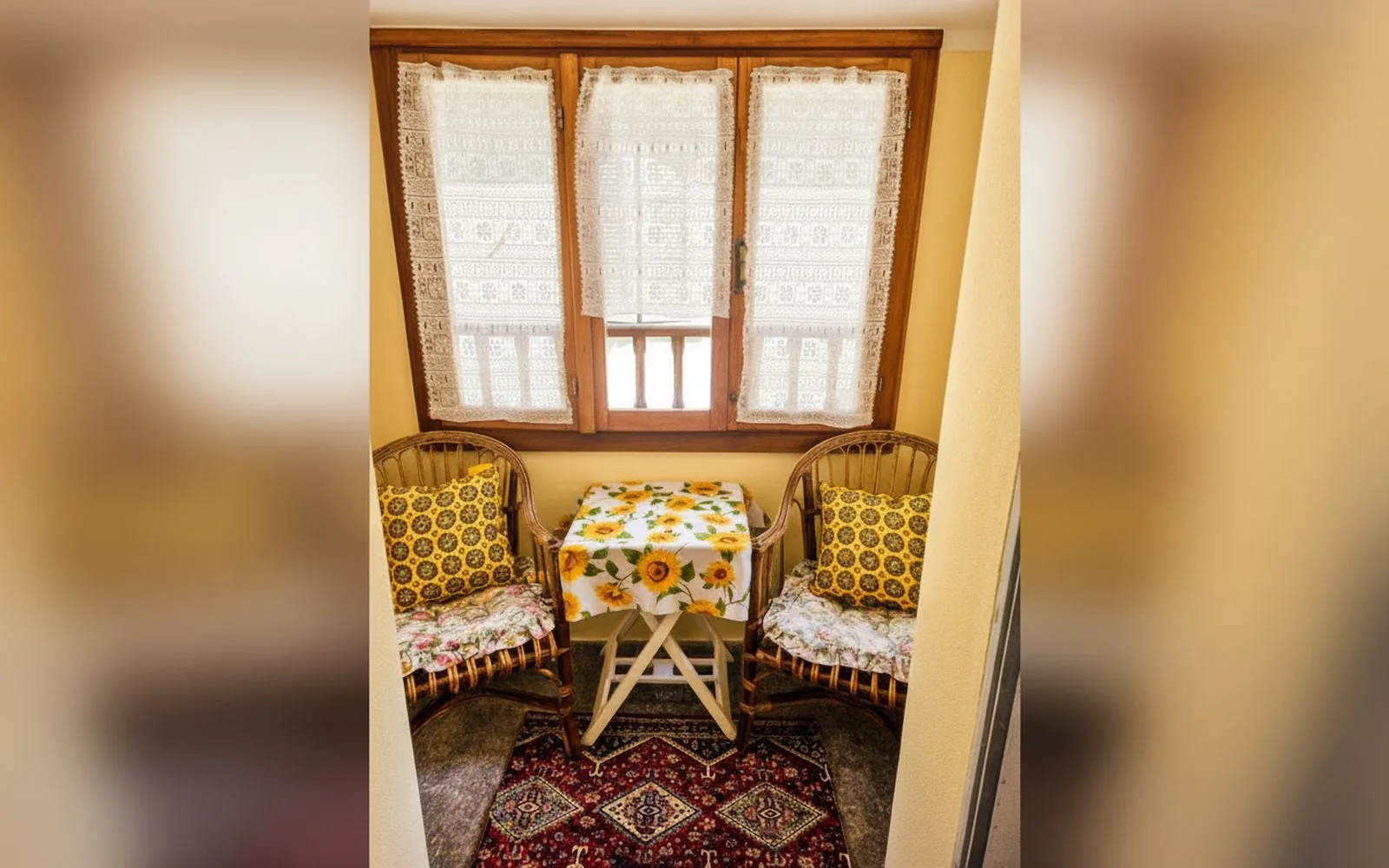 L'angolo con le due poltroncine e il tavolino sotto la finestra, foto 5
