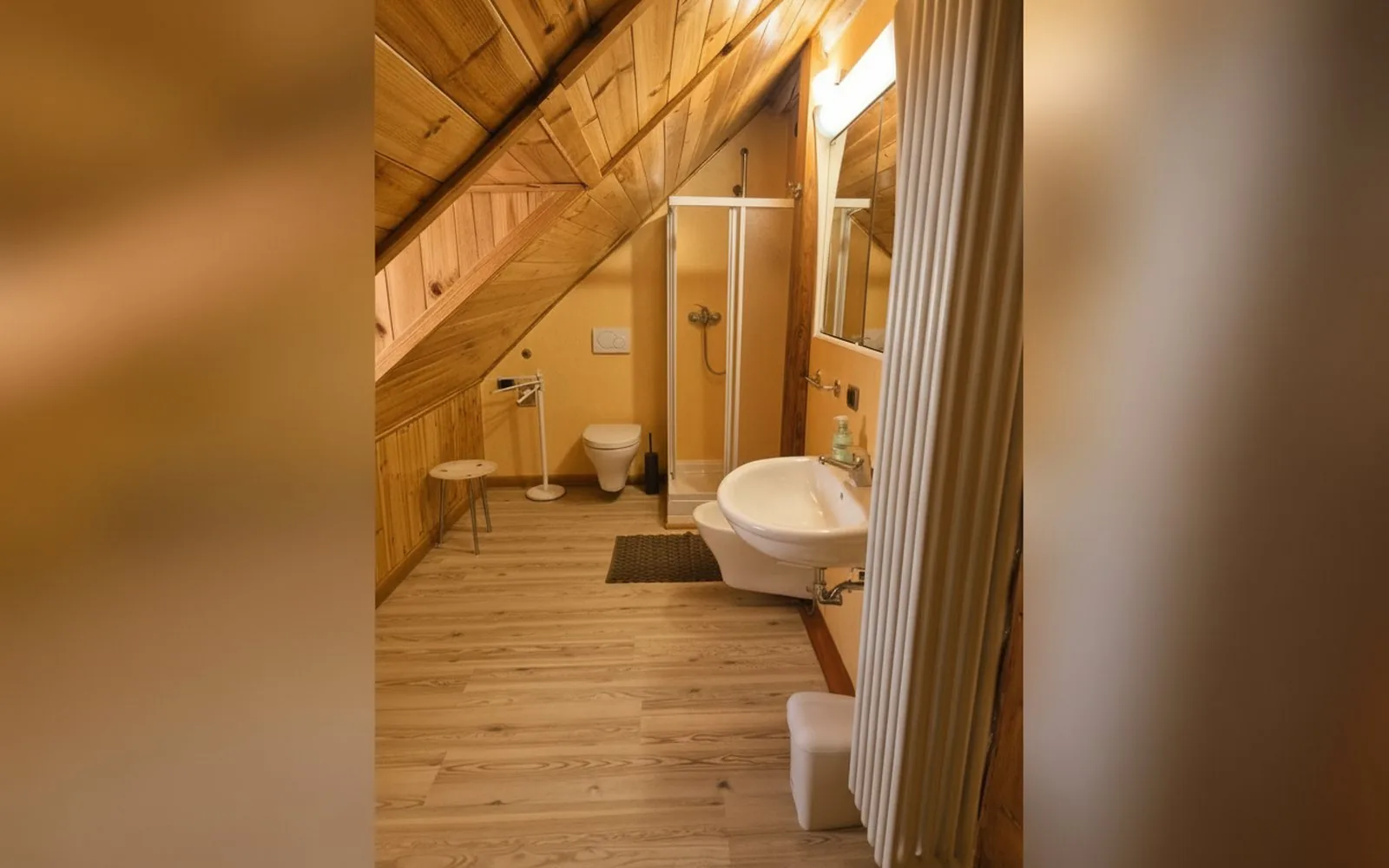Il bagno sotto il soffitto in legno, con la doccia, foto 6