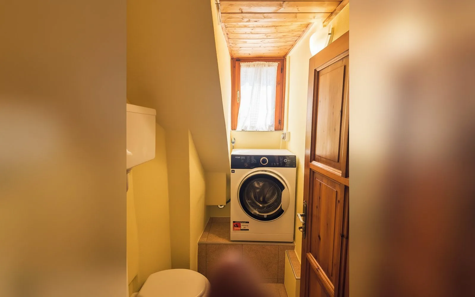 Il vano con la lavatrice sotto il soffitto in legno, foto 7
