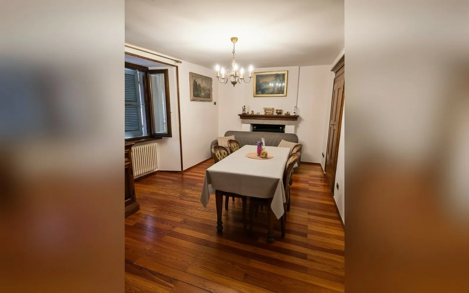 Il salotto visto dalla porta, con il tavolo e il camino, foto 5