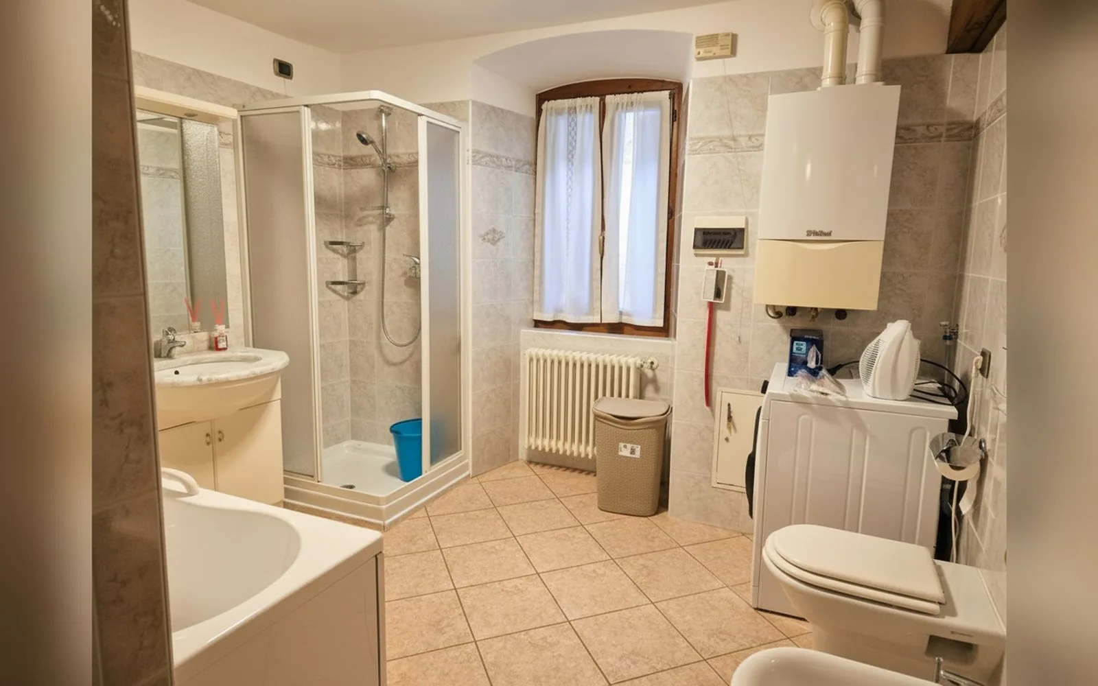 Il bagno con la doccia, il termosifone e la finestra, foto 8